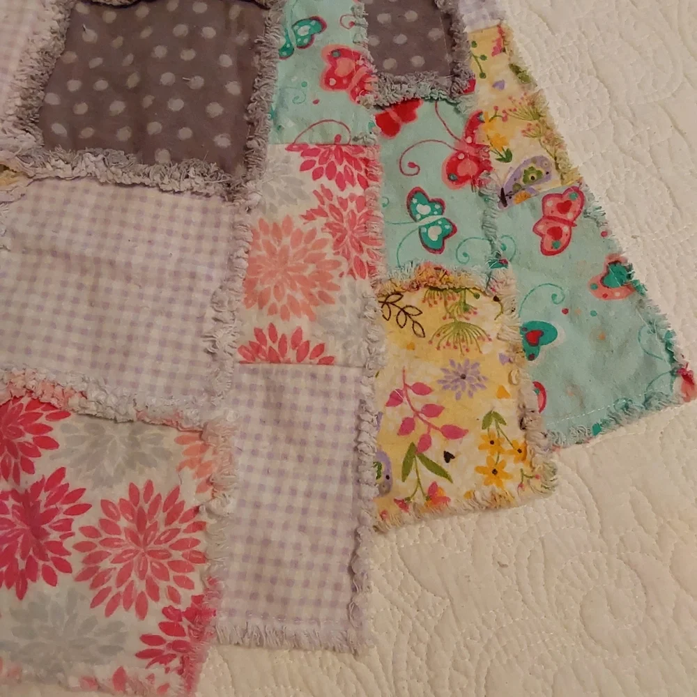 🌺 Vintage Hand Crafted Patchwork Baby Quilt